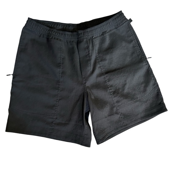 Excellent condition like new Lululemon relaxed fit pull on shorts - Picture 1 of 5